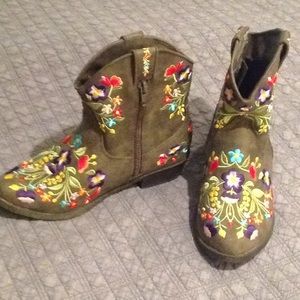 Girl's Embroidered Short Boots Sz. 3. EUC